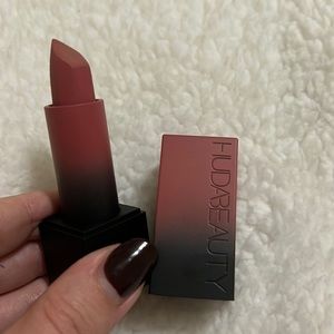 Huda Beauty Matte Lipstick in Rendez—vous